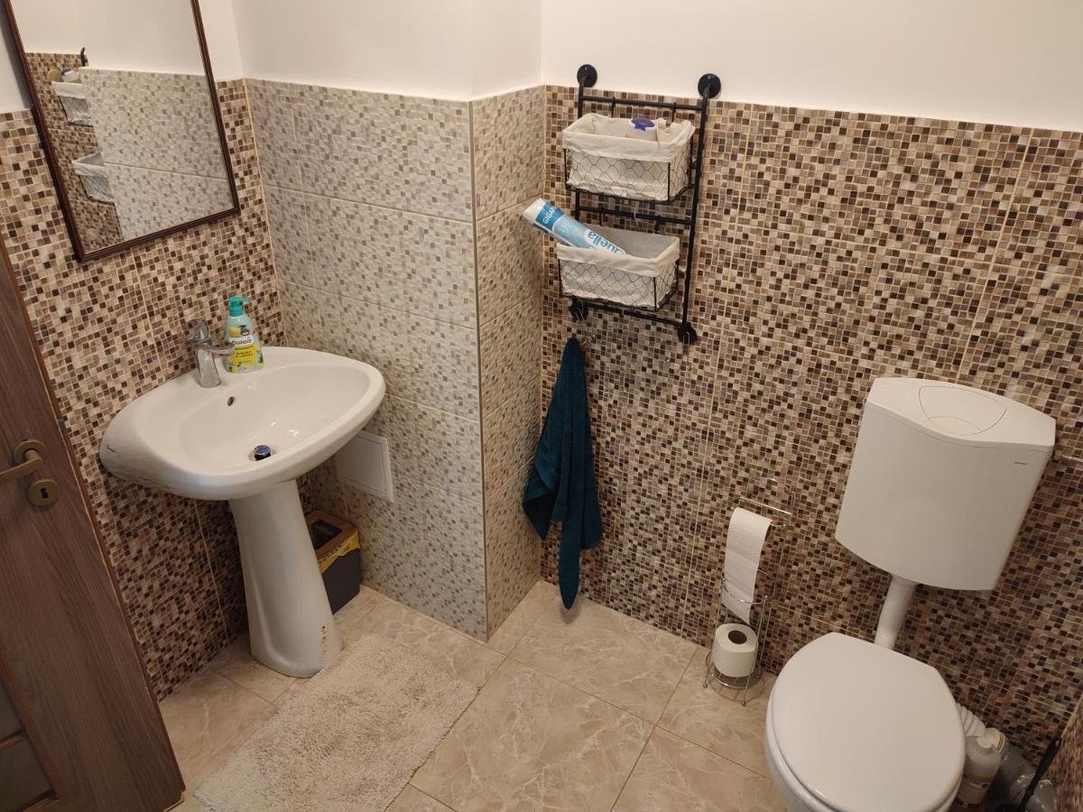 Lovely 1 Bedroom Apartment In City Centre, Sleeps 4 ! Turda Quarto foto
